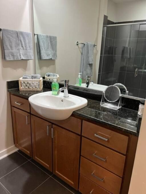 Townhouse In Uptown King Bed-wi-fi-free Parking-pool Apartamento
